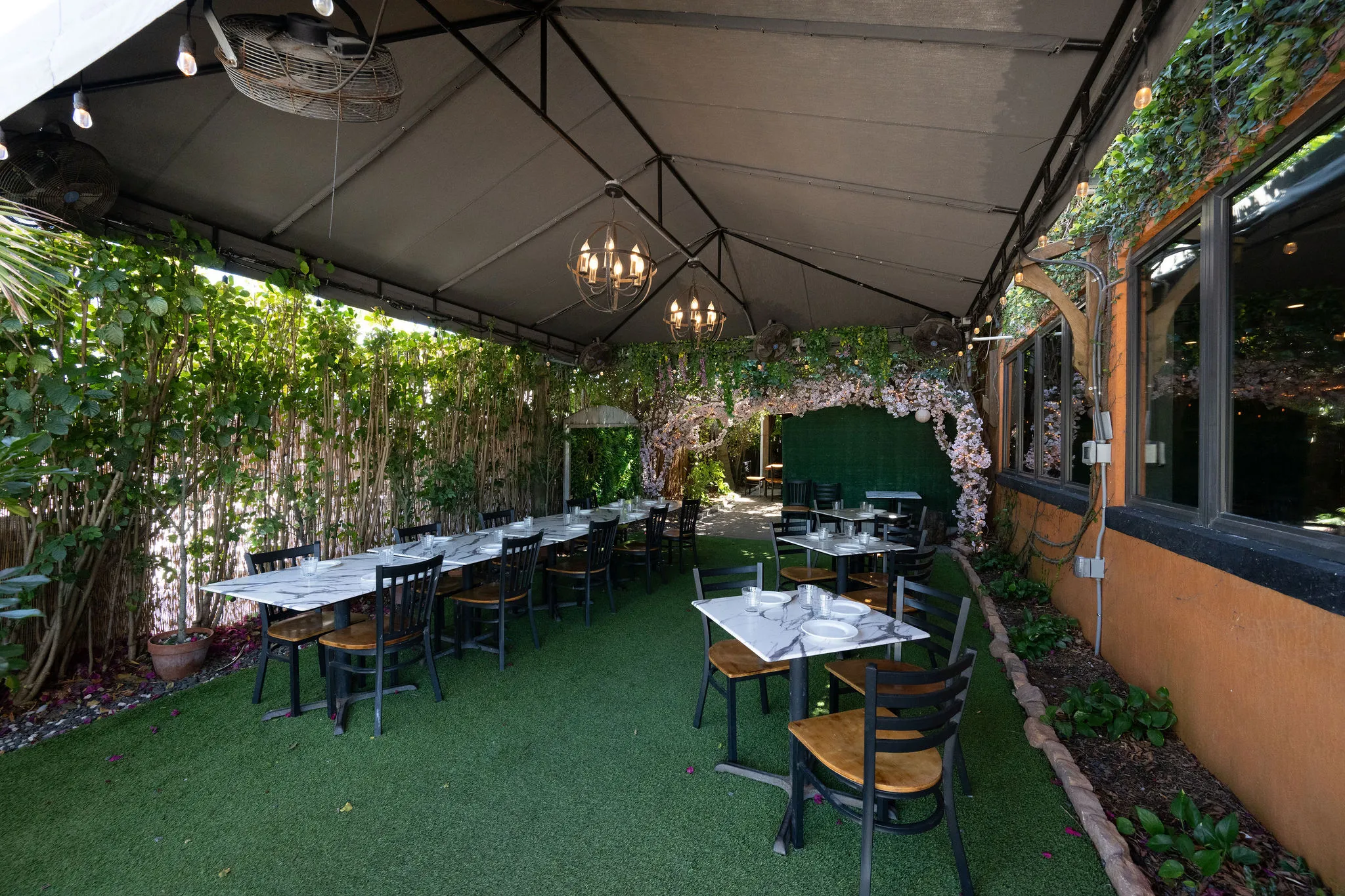 Outdoor seating at Roostica Wood-Fire Pizzeria